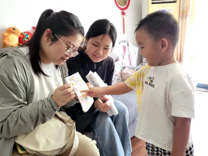 【生活燕幼·家园共育】“初见美好，与爱相约”——小班年级组新生家访活动_html_62f07265.jpg