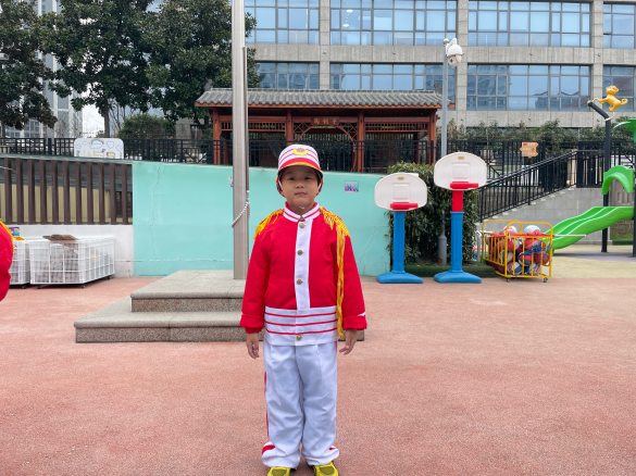 20250310【生活燕幼&middot;园区动态】新城分园：小小升旗手，快乐伴我行——中二班升旗仪式_html_7777343.png