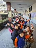20250306【生活燕幼·年级组动态】燕幼中心园：小学初体验，衔接零距离——大班年级组参观小学活动_html_m4c2f0571.jpg