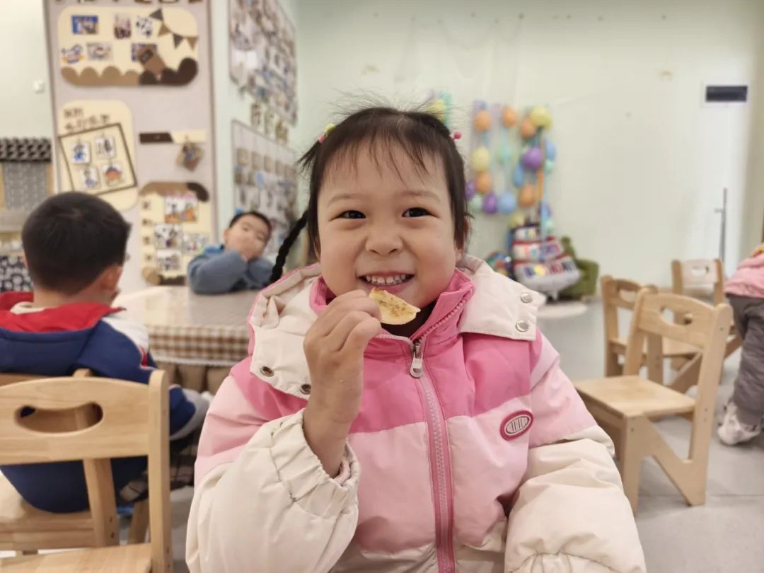 20250304【生活燕幼·园区动态】燕鸣苑分园：“蛰逢春动，饼香悦节”——舌尖上的节气之惊蛰_html_5edc2640.jpg