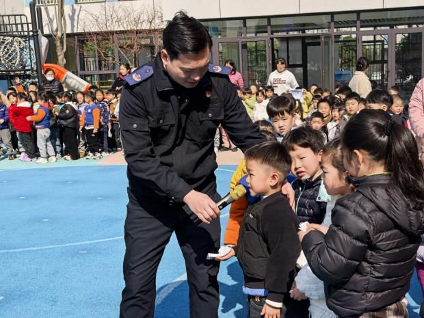 20250306【生活燕幼·安全第一】燕鸣苑分园：“安全无小事，防范于未然”——幼儿园消防安全培训及疏散演练_html_m10dd05b7.jpg