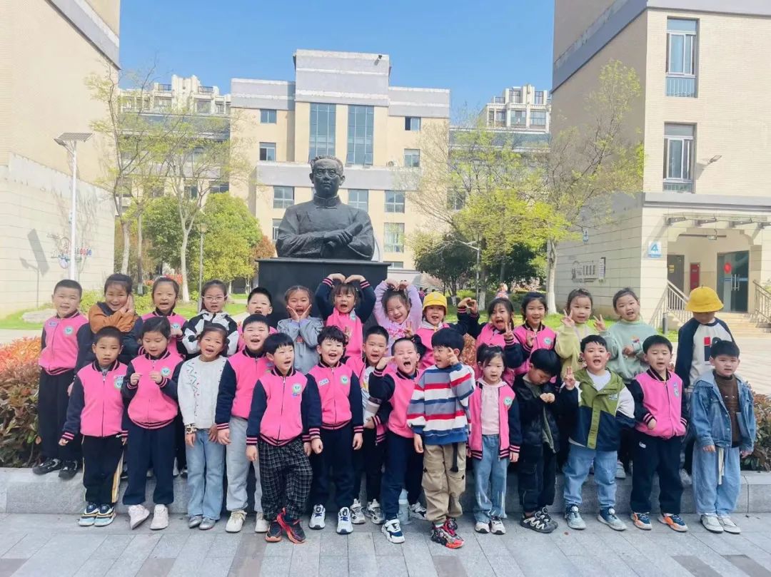 【生活燕幼·园区动态】下庙分园：“大班萌娃探小学，开启人生新篇章”——记幼儿园大班进小学体验活动(1)_html_4e12c563.jpg