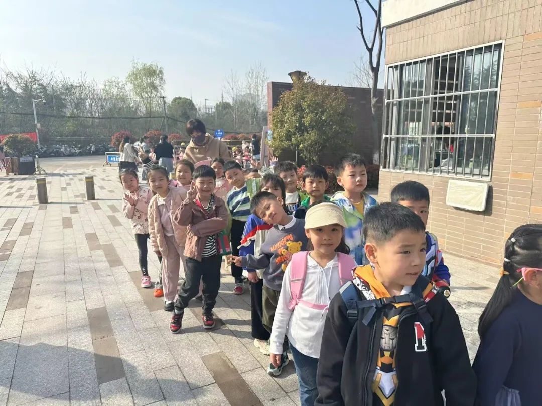 【生活燕幼·园区动态】下庙分园：“大班萌娃探小学，开启人生新篇章”——记幼儿园大班进小学体验活动(1)_html_m7345b891.jpg