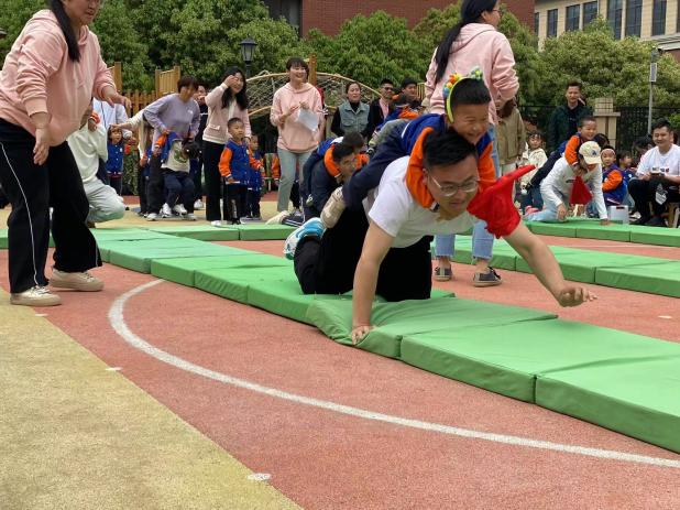 20240429小班亲子运动会_html_7c0fce05.jpg