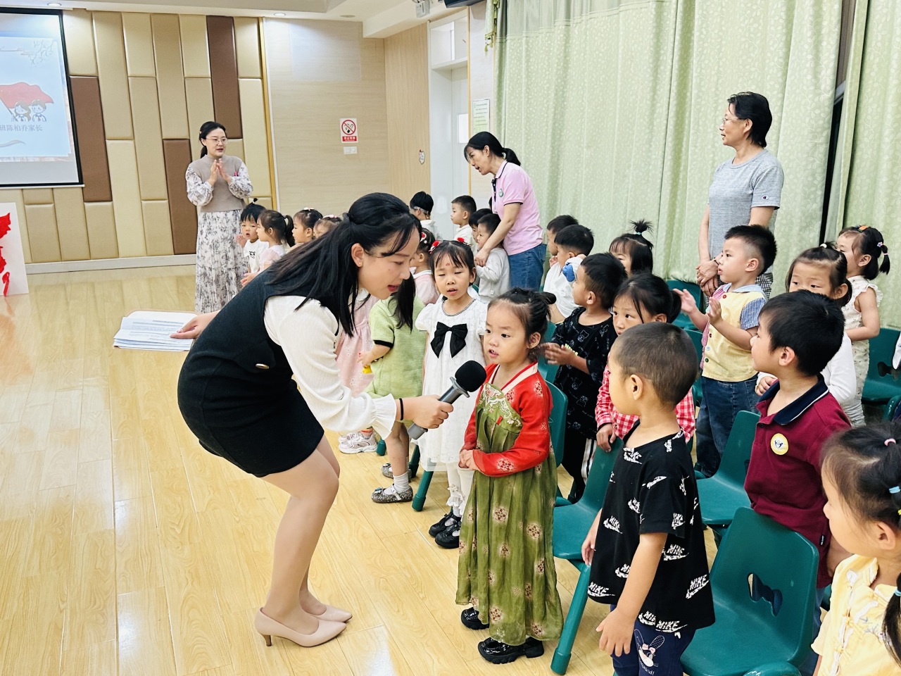 【生活燕幼·年级组动态】下庙分园： “月满中秋，欢聚国庆”——迎中秋国庆音乐会活动_html_4c4019f2.jpg