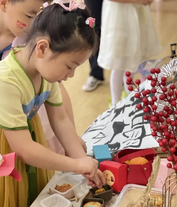 【生活燕幼·园区动态】下庙分园：“燕衔双节  庙趣横生”——双节同庆游园活动(1)_html_1b44b693.jpg