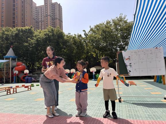 【生活燕幼·园区动态】下庙分园：“大手牵小手，球趣乐无穷”——小中班运动会_html_7c2aabb5.jpg