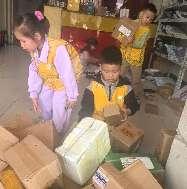 20250430【生活燕幼·园区动态】中心园： “快乐打工记” ——劳动节职业体验活动_html_65377cf8.jpg