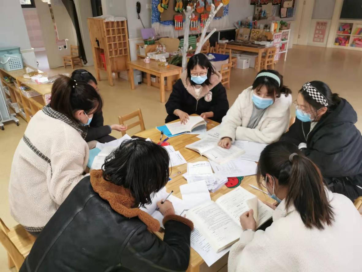 20211126新城园区小班年级组课程审议活动(1)_html_7a2259bb.jpg