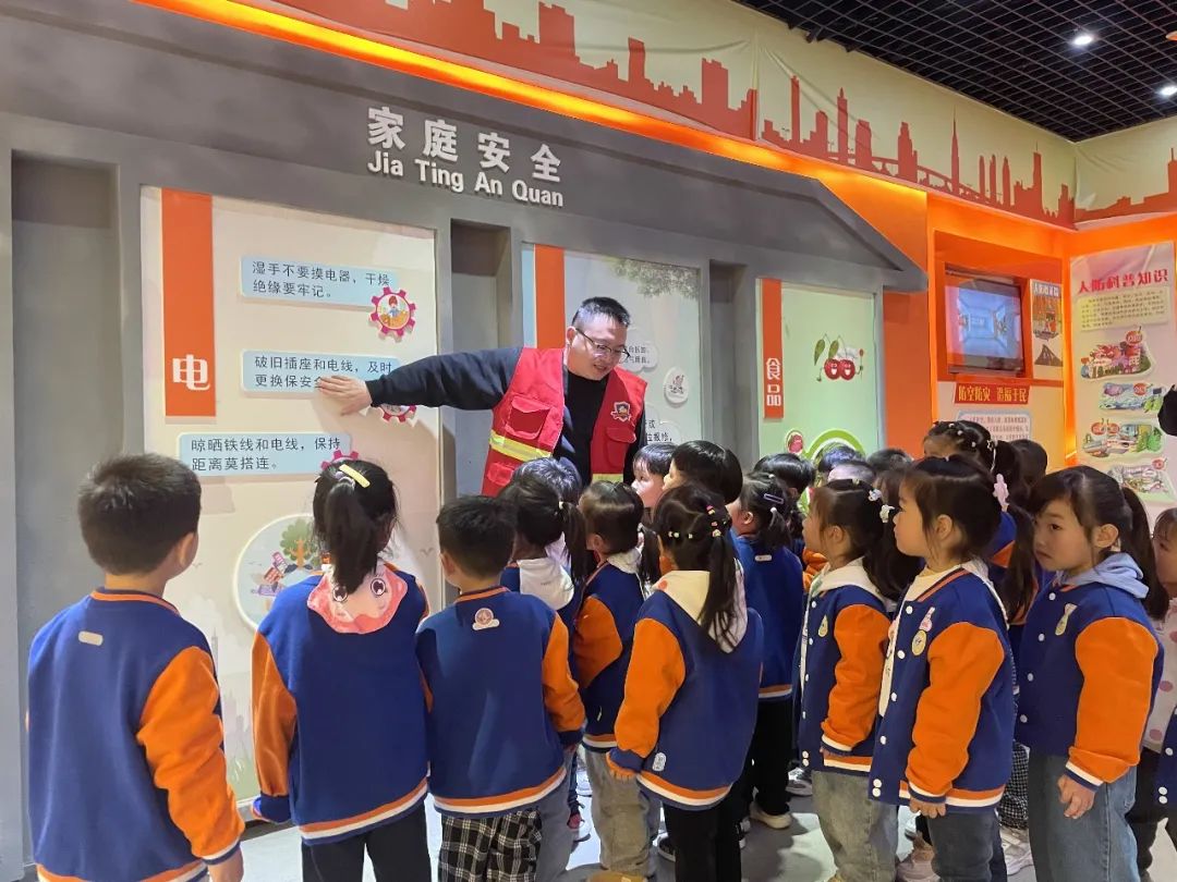 20230426【生活燕幼·园区动态】燕鸣苑园区：关爱生命 关注民防——小班组社区活动_html_m28533d1a.jpg