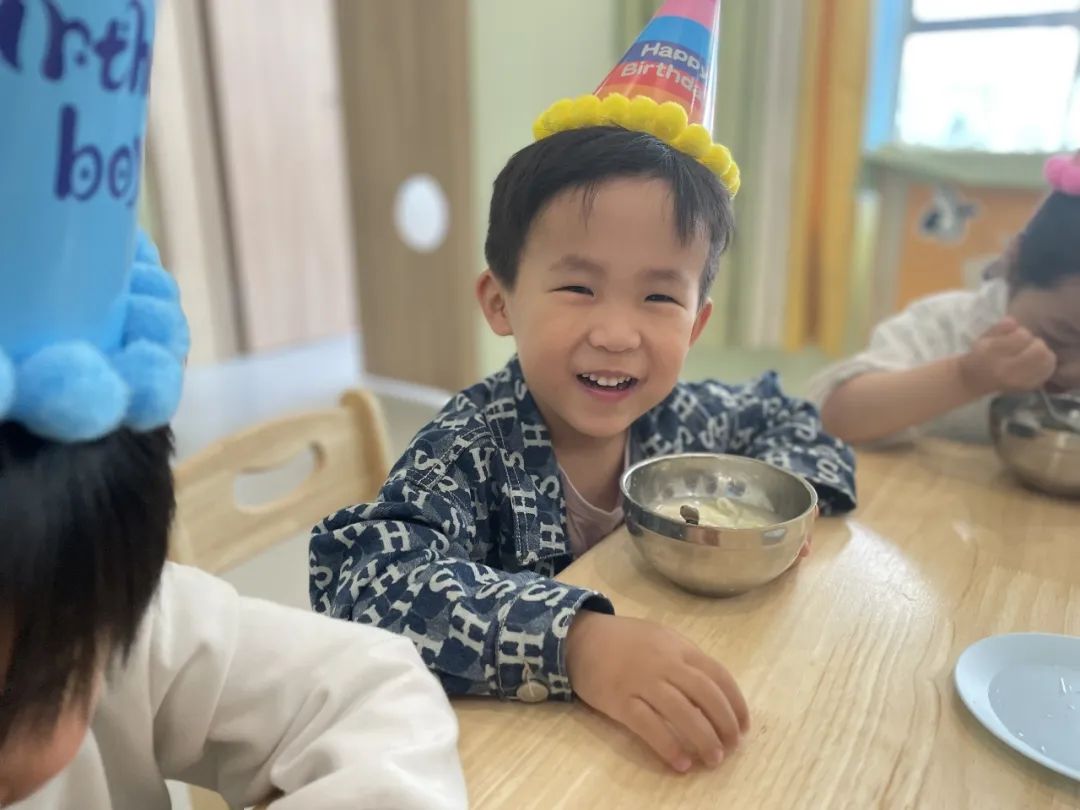 20230509【生活燕幼·园区动态】燕鸣苑分园：小小时光，岁岁成长——记五月“小桃子”集体生日会_html_35e38029.jpg