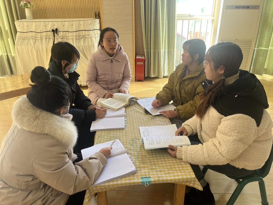 20231222【生活燕幼·教研组动态】下庙分园：“以书慧心，“乐”见成长”——音乐组共读活动_html_3a41a488.jpg