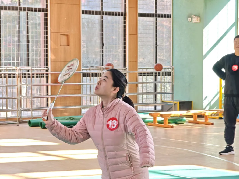 20251124【生活燕幼·园区动态】新城分园:“羽” 你同行展风采 师德铸魂暖初冬 —— 教职工羽毛球趣味赛_html_309408b7.png