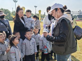 20241030 【生活燕幼·园区动态】燕鸣苑分园：“邂逅秋色，一起‘趣’秋游”——亲子秋游活动_html_24583aa2.jpg