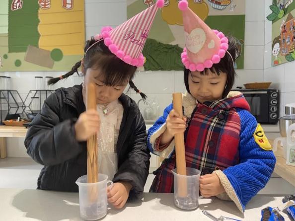 20230303【生活燕幼·园区动态】燕鸣苑分园：烂漫春日 邂逅成长——记三月“小桃子”集体生日会_html_43a4e175.jpg