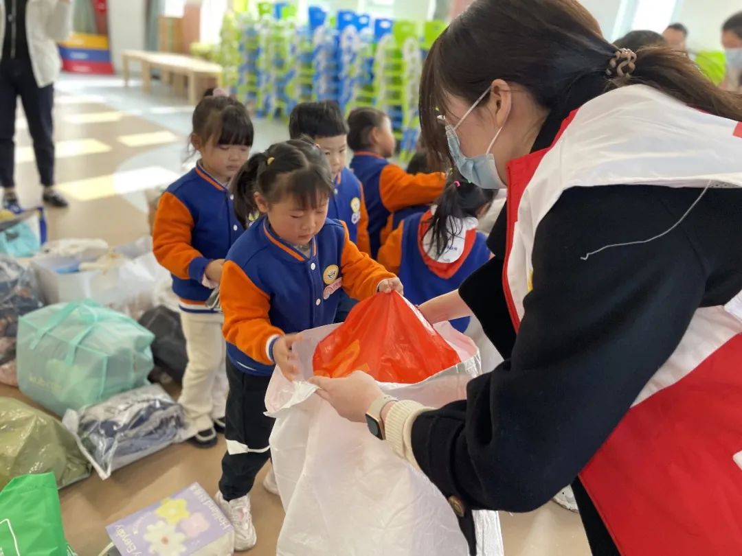 20230301【生活燕幼·园区动态】燕鸣苑分园：做春日里的一束“微光”——为藏区孩子献温暖_html_5c140ca2.jpg