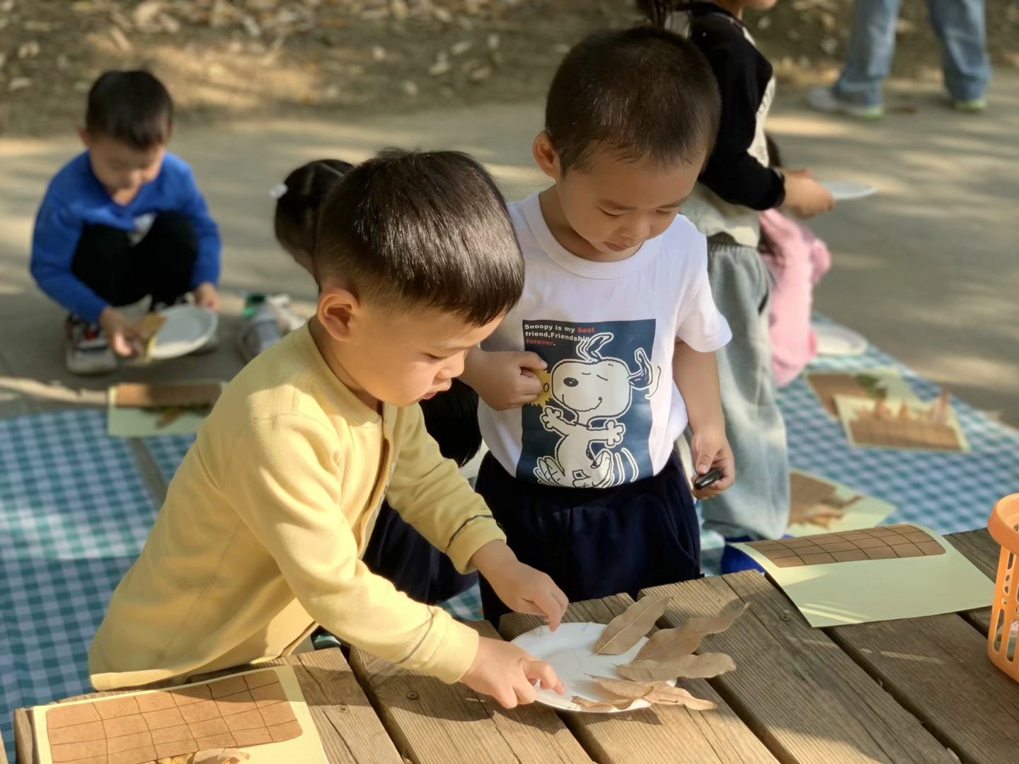 【生活燕幼·年级组动态】下庙分园：“走进公园，收集秋意”——小班组社区活动(1)_html_78788750.jpg