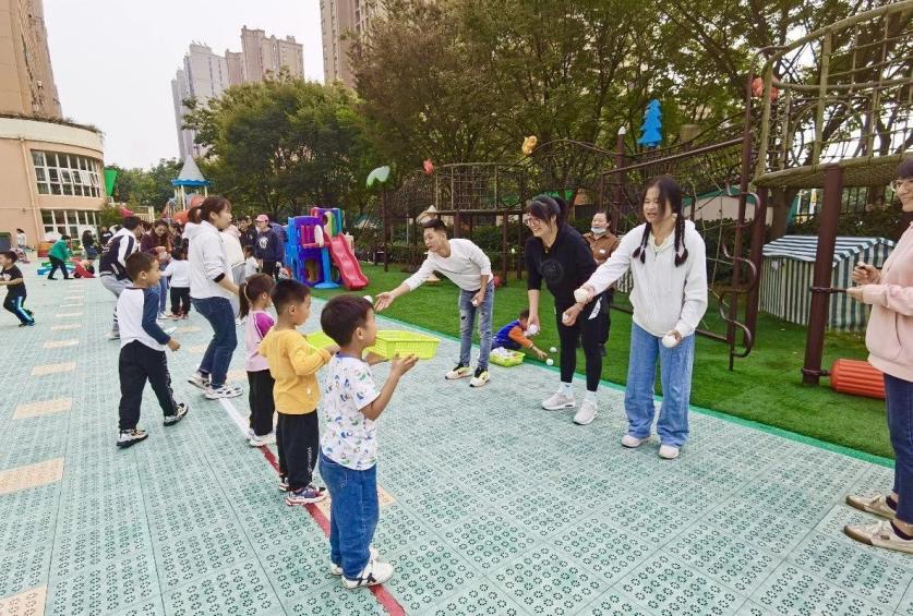 【生活燕幼·年级组动态】下庙分园：“大手牵小手，一起来运动”——中班半日开放暨亲子运动会活动_html_m5303bb11.jpg