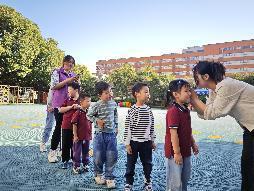 20231101大学生志愿者走进燕子矶幼儿园_html_41e06c05.jpg