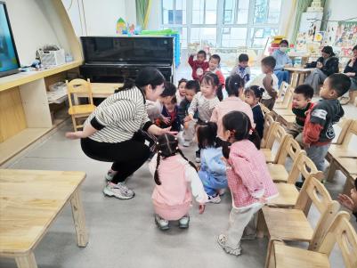 【生活燕幼&middot;教科研动态】 潜心教研　共促成长——科学组公开课教研活动_html_2dba1667.jpg