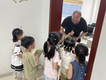 20250528【生活燕幼】“以爱驱碍，让爱启航”——燕子矶幼儿园助残月活动_html_542ea098.jpg