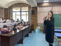 【生活燕幼·年级组动态】燕幼中心园“小学初体验，衔接零距离”——大班社区活动参观小学_html_m6101821f.jpg