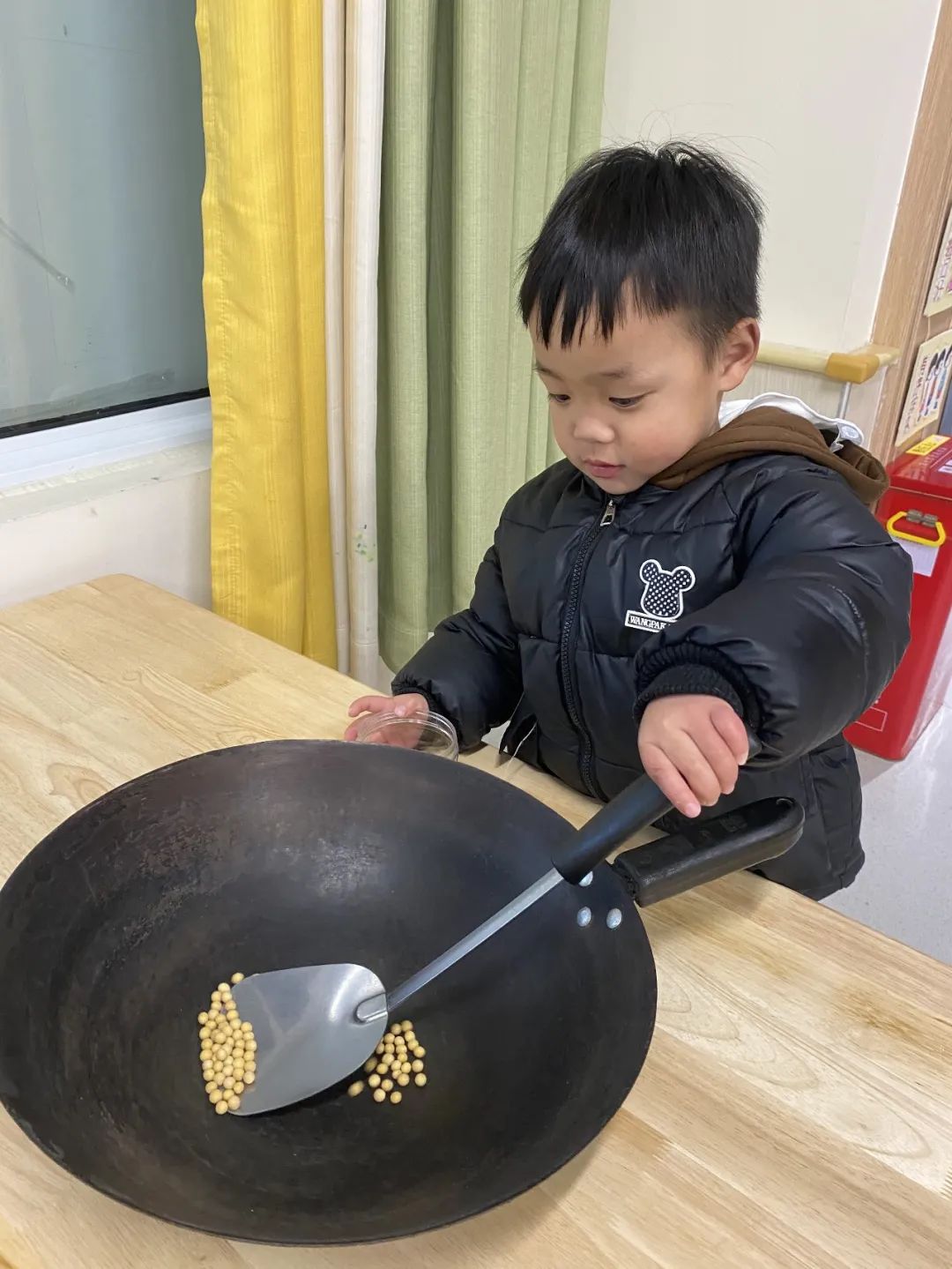 20230328【生活燕幼·园区动态】燕鸣苑分园：趣探惊蛰 万物新生——记小二班惊蛰节气活动_html_mfaf31ee.jpg