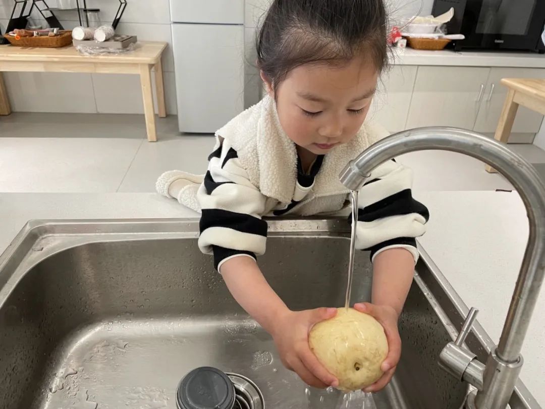 20230328【生活燕幼·园区动态】燕鸣苑分园：趣探惊蛰 万物新生——记小二班惊蛰节气活动_html_m10f4e6d8.jpg