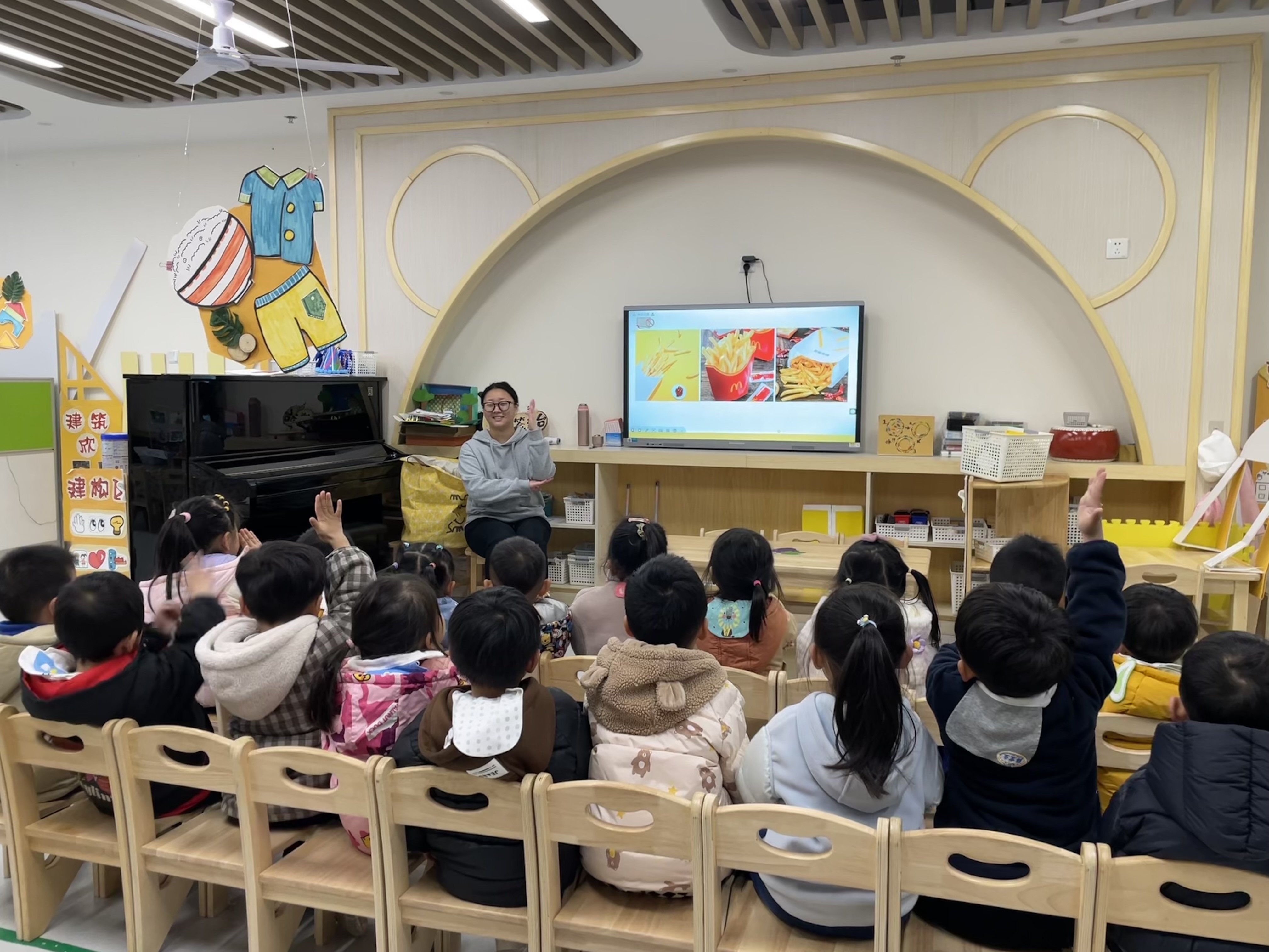 20230324【生活燕幼·教研组动态】燕鸣苑分园：绘色彩之美 研童心之趣——美术教研组集体教学观摩研讨活动_html_md6240ea.jpg