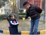 20231208 【生活燕幼·园区动态】暖冬行动 　爱在社区——小班年级组社会实践活动_html_5a0581af.png