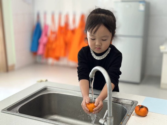 20241023  【生活燕幼&middot;园区动态】“霜降至，柿子红”——舌尖上的节气之霜降_html_2a781e26.jpg