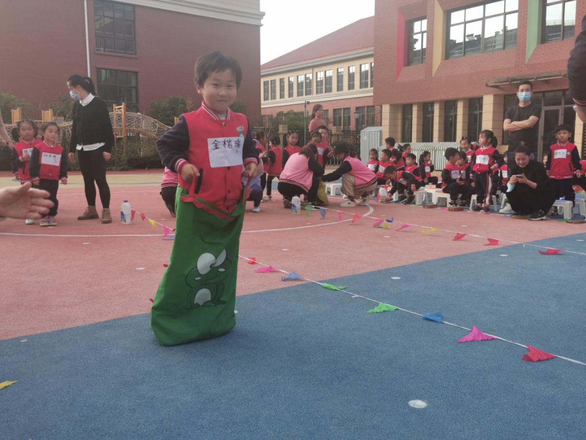 20201118【年级组动态】新城园区中班年级组运动会_html_7fc4c585.jpg