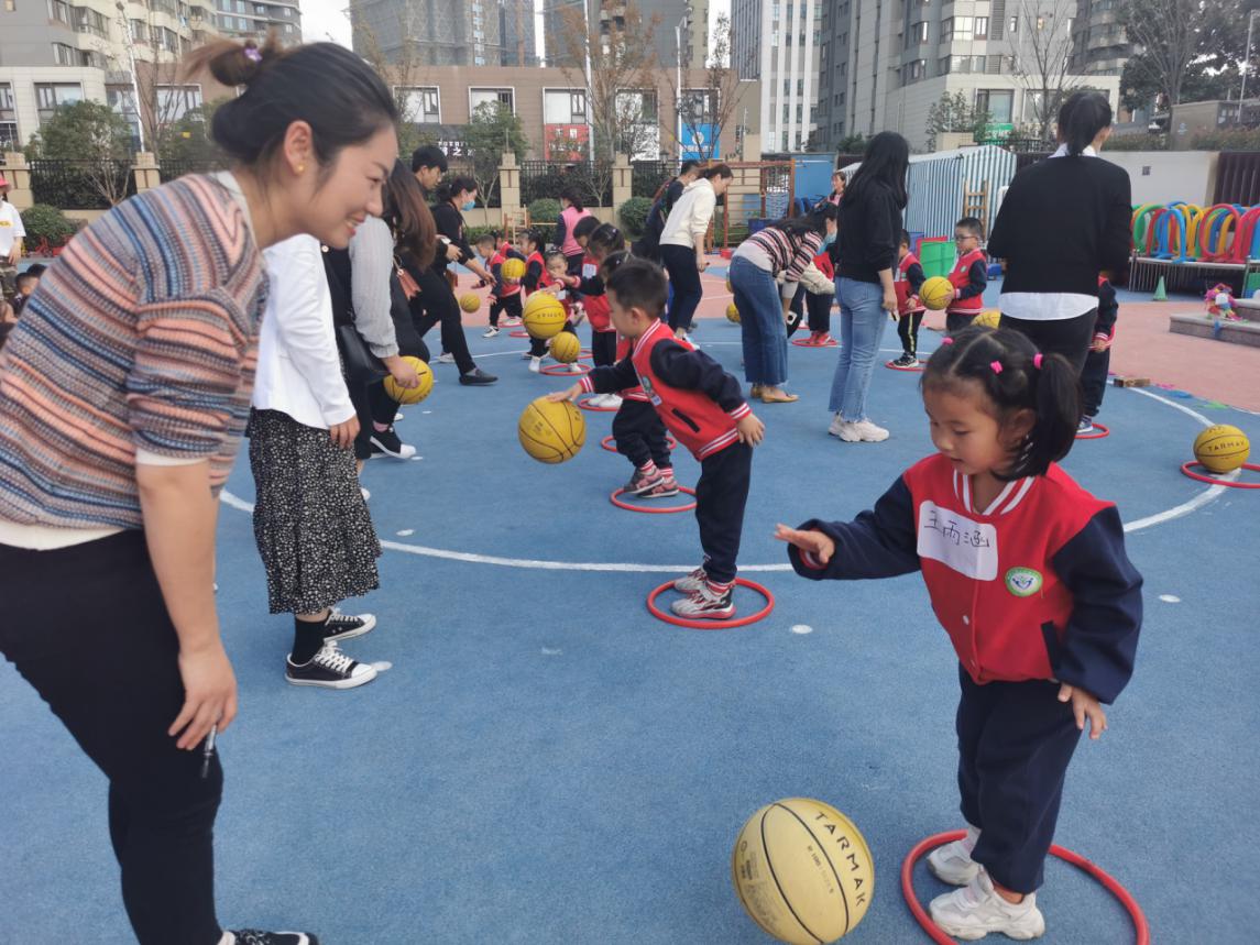 20201118【年级组动态】新城园区中班年级组运动会_html_5f4696ef.jpg