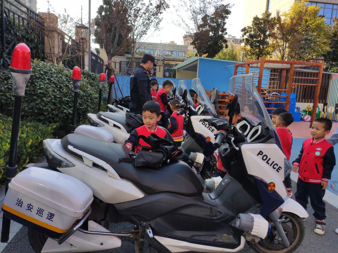 20201112新城警车进校园_html_64eb29a0.jpg