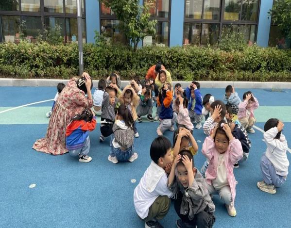 20230512【生活燕幼·安全第一】燕鸣苑分园：防震减灾 安全“童”行—--地震避震演练活动_html_65240cfc.jpg