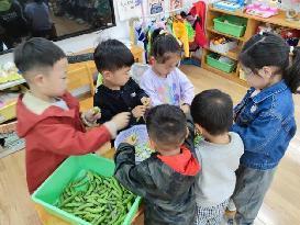 【生活燕幼·园区动态】燕幼中心园：“春意藏，立夏至”——小二班立夏节气活动_html_2052c186.jpg