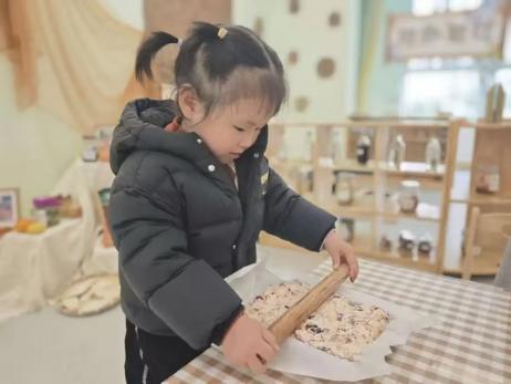 20241206【生活燕幼·园区动态】燕鸣苑分园萌娃迎大雪，巧手制“雪花”_html_md0fc683.jpg