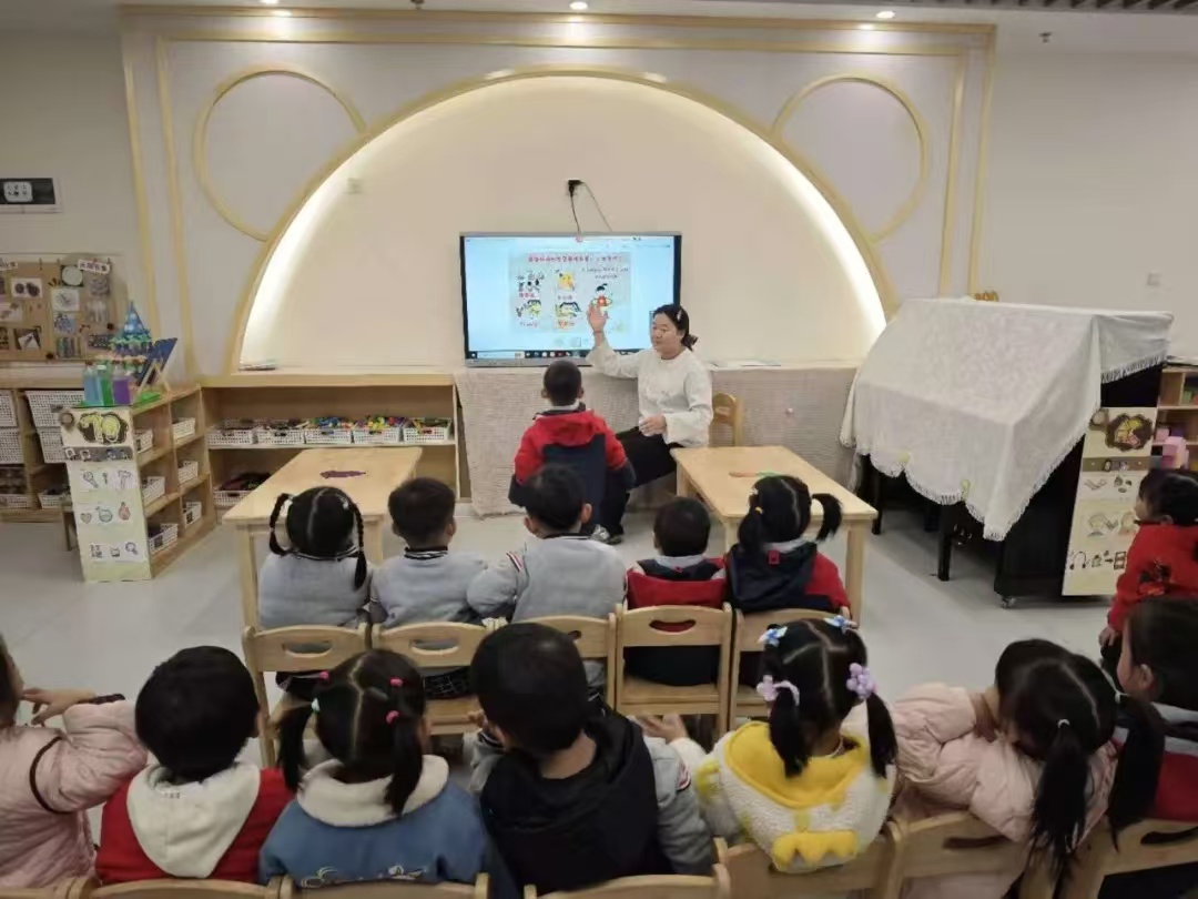20241206【生活燕幼·园区动态】燕鸣苑分园萌娃迎大雪，巧手制“雪花”_html_m5cd8e7cf.jpg