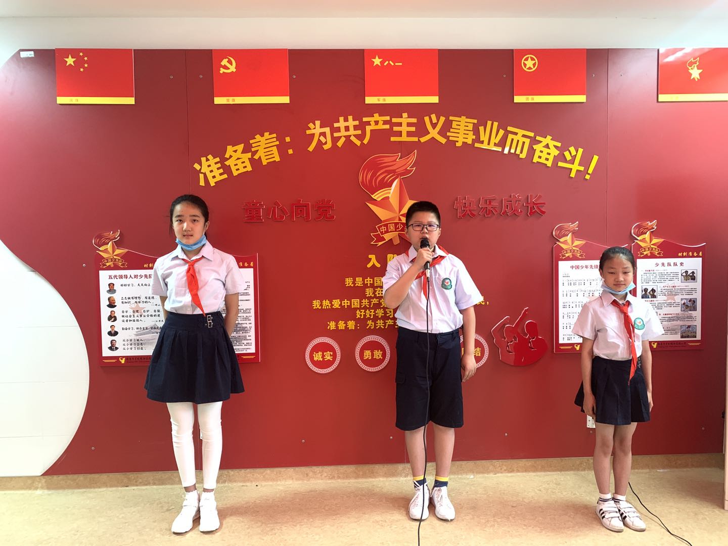 书香伴成长升旗报道_html_64bfc139.jpg