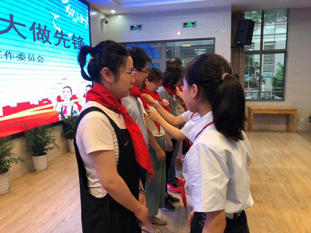 从小学先锋 长大做先锋 少工委活动新闻稿_html_mb371df9.jpg