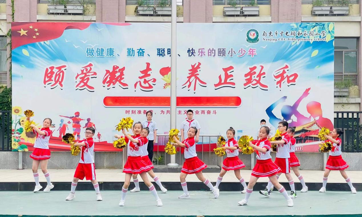 5.30第十六周五（6）班升旗仪式_html_508cb17f.jpg
