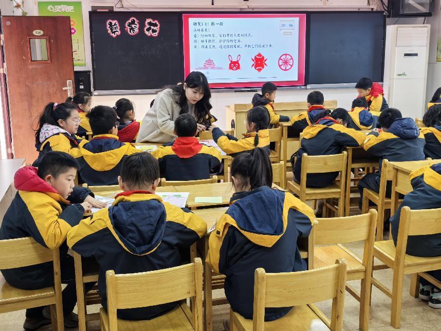 2024.12.5【养正颐小·教学】巧手玩转轴对称 感悟数学对称美——记中电颐和家园小学数学组第七次校本教研活动_html_m4f8c0a2e.jpg