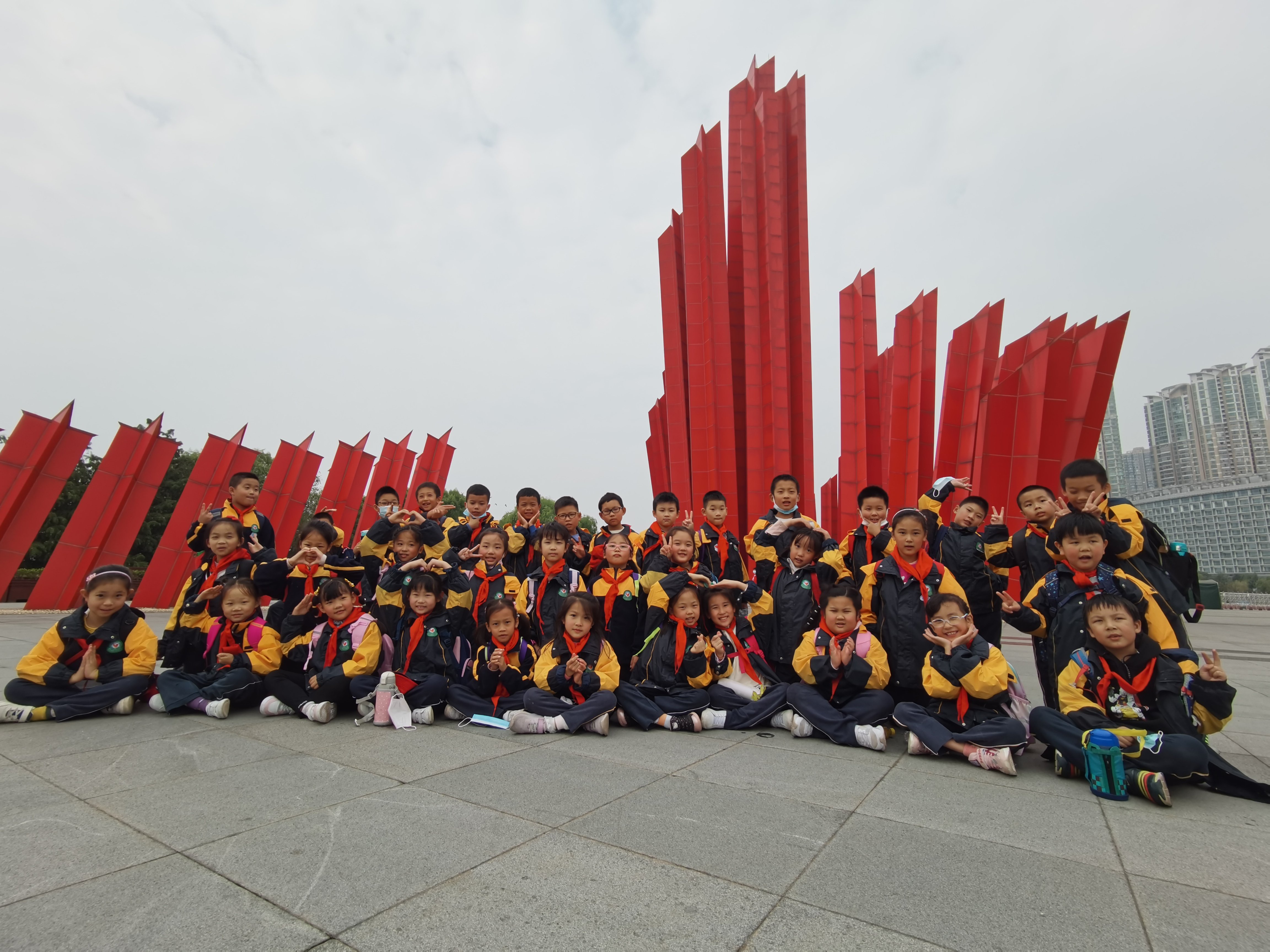 追寻先辈足迹，传承红色基因_html_m6039bda0.jpg