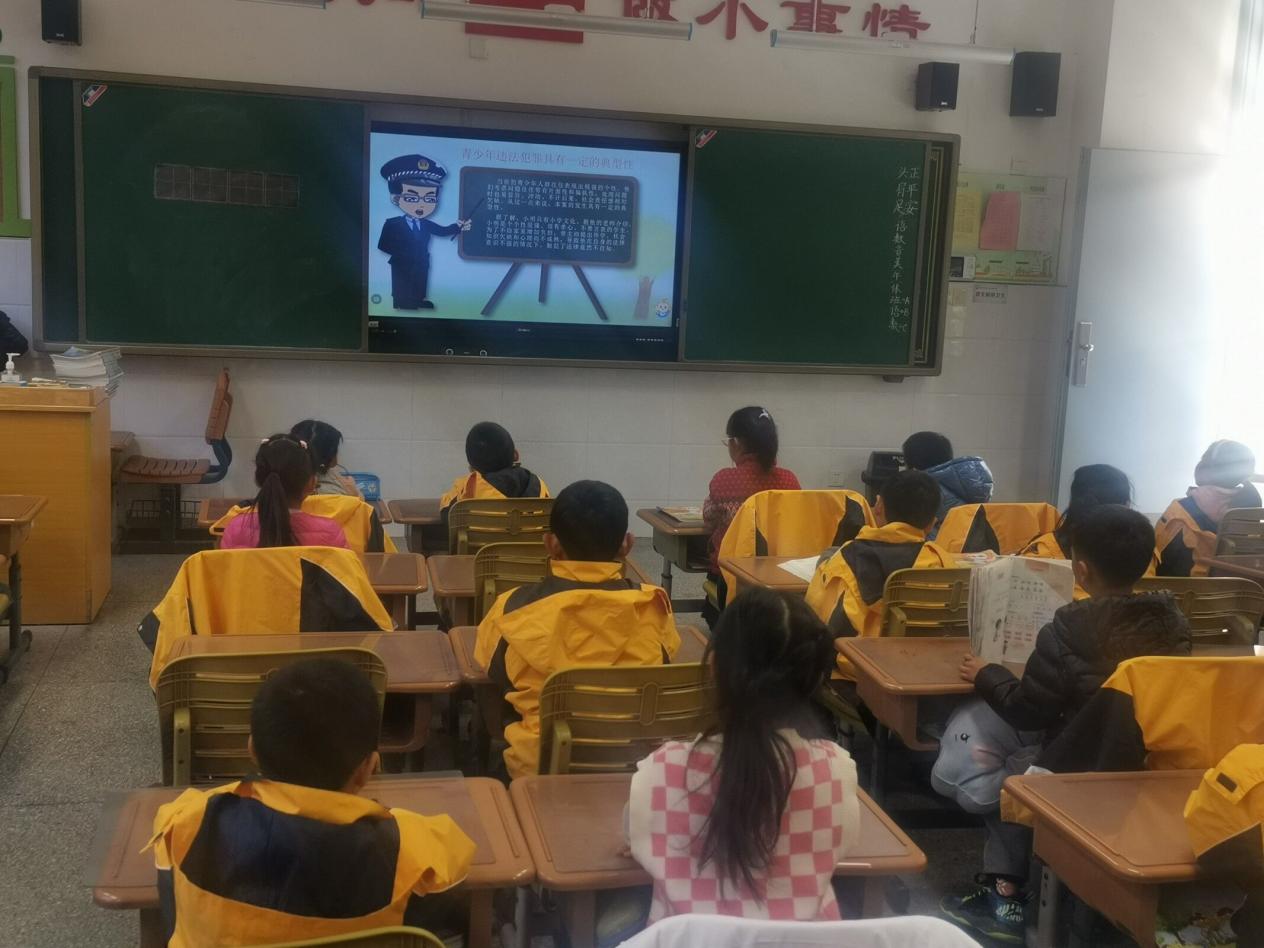 “八个一”致敬第八个国家宪法日——附中仙小南邮校区开展宪法宣传周活动总结_html_1a92854f.jpg