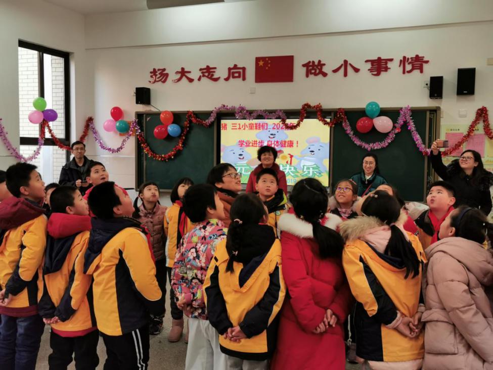 珍藏一米阳光 静待一树花开（何虹明党员推送）_html_m34796f4c.jpg