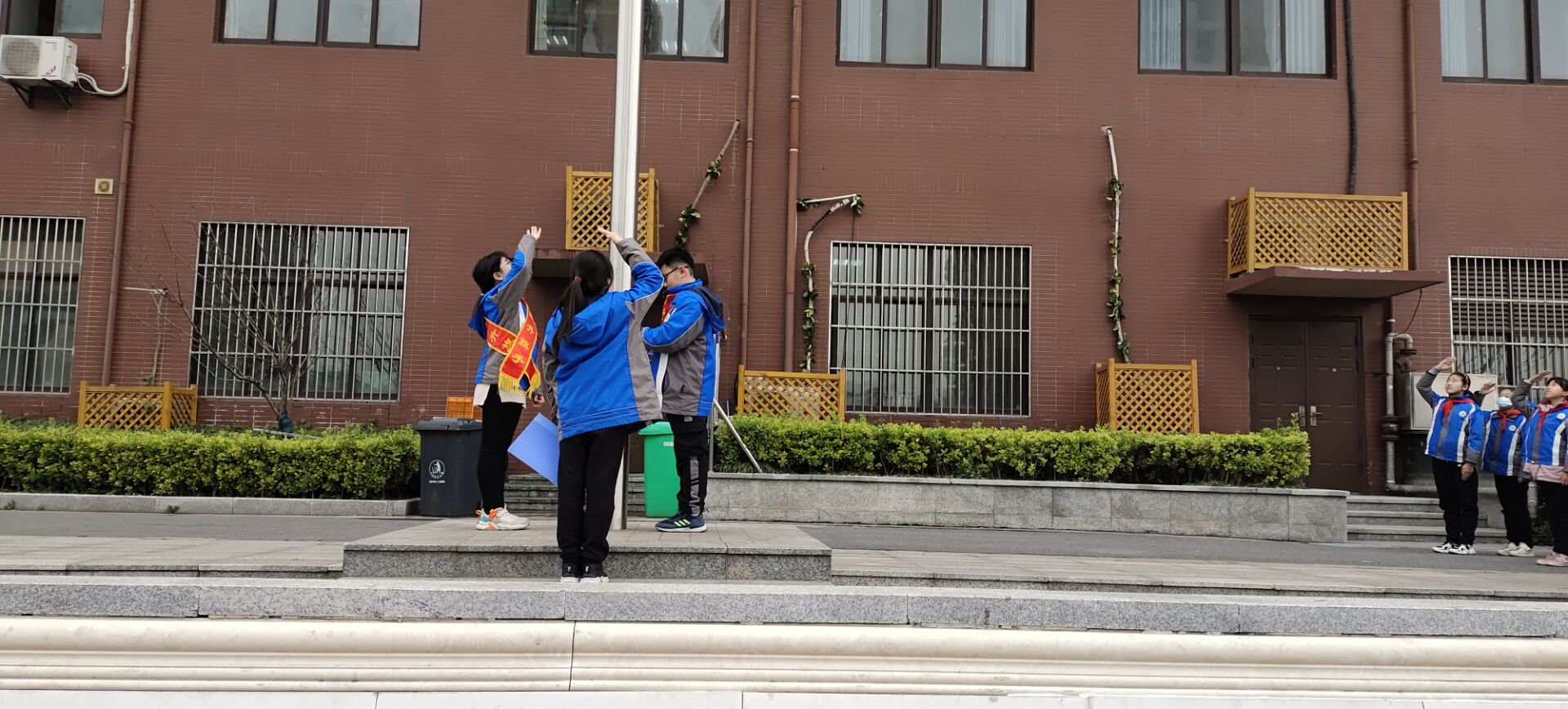 五一班   学做人 升旗仪式主持稿_html_m3f3ff21d.jpg