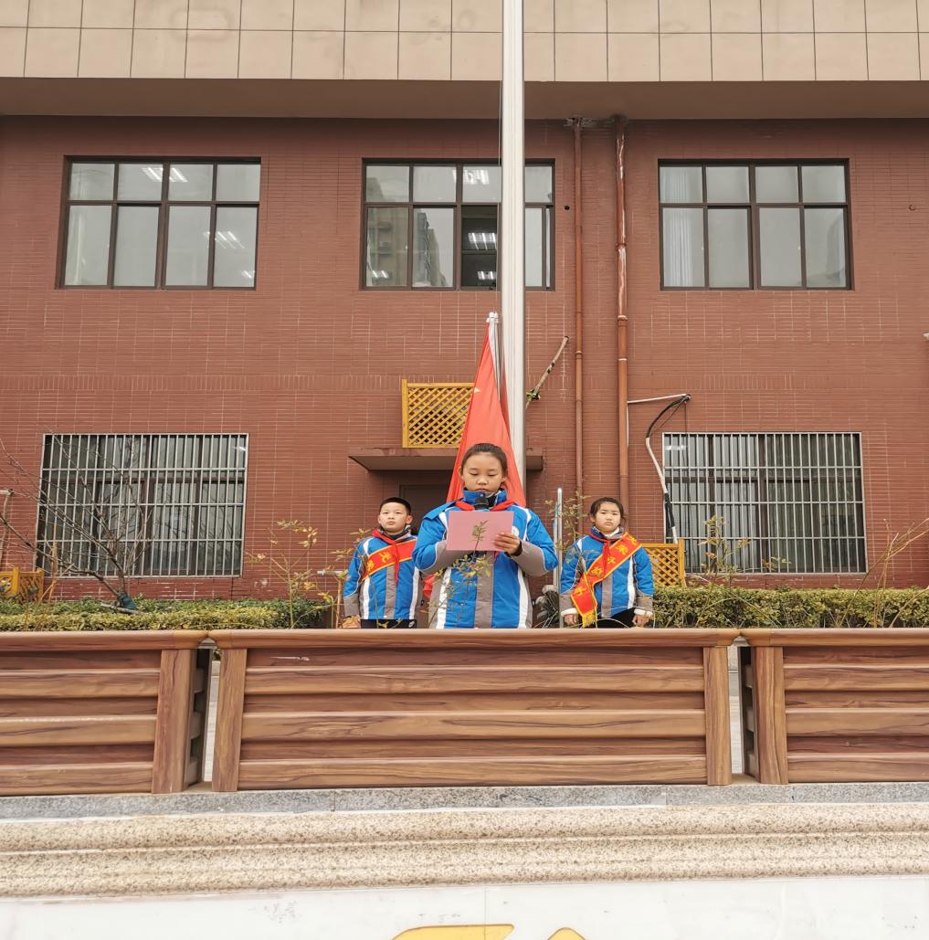 1.10三4班升旗仪式新闻稿_html_3b80f4a5.jpg