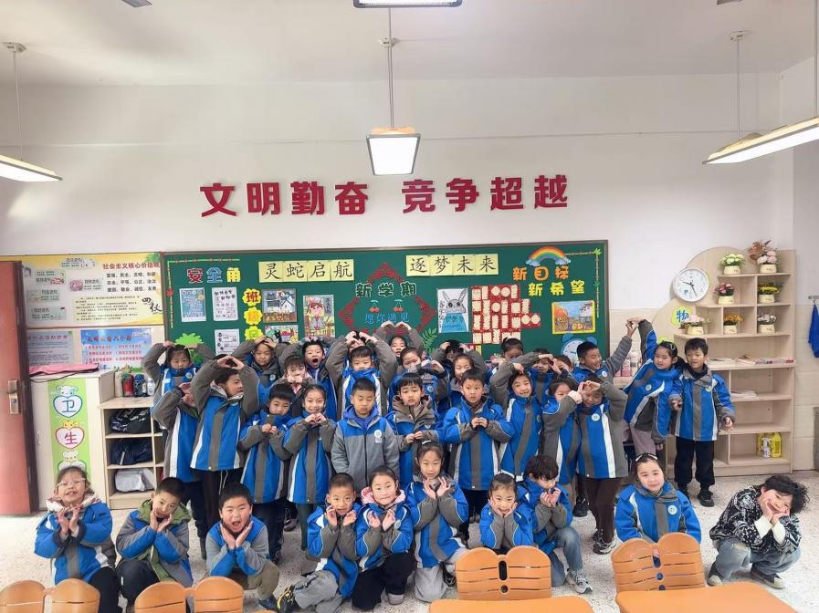 2025.3.7谷静【大爱青秀·德育】童心暖三月 爱满妇女节——青秀城小学庆祝“三八妇女节”主题活动_html_401ea4ba.jpg