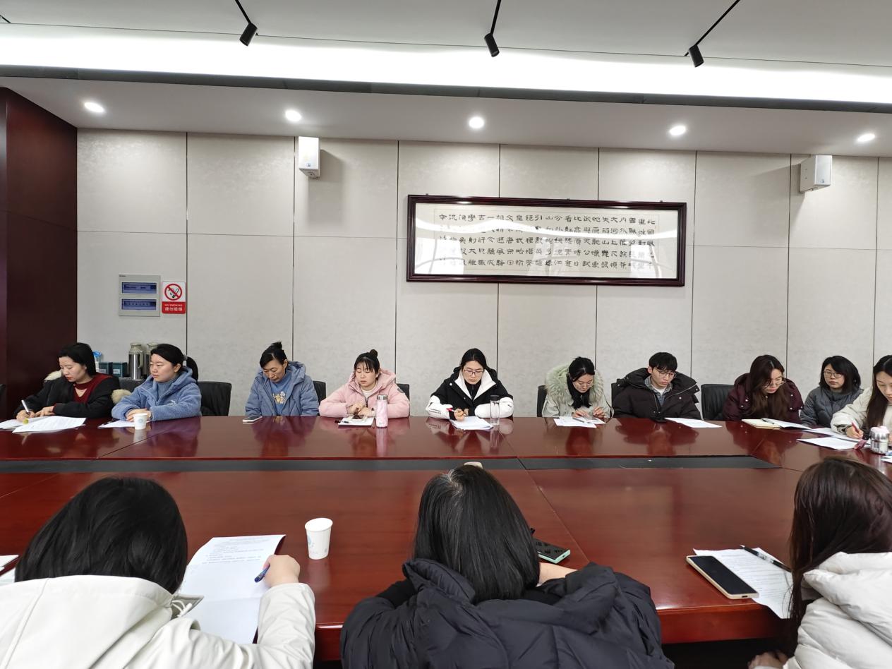 南京市栖霞区小学道德与法治教研组组长工作会议新闻稿(1)_html_16c979fa.jpg