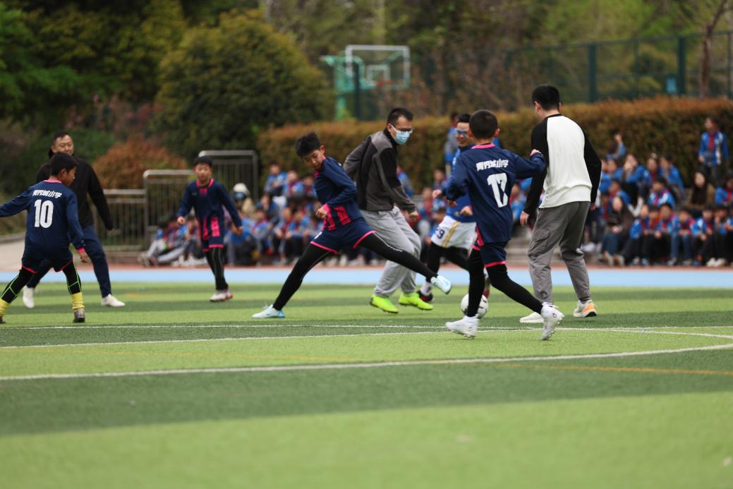 青春跃动绿茵 路队绽放风采——南京市青秀城小学第五届“校长杯”校园足球班级联赛开幕式暨“美丽路队”比赛_html_m881f661.jpg